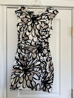 Jones New York Black, White & Beige Floral Cap-Sleeve Sheath Dress